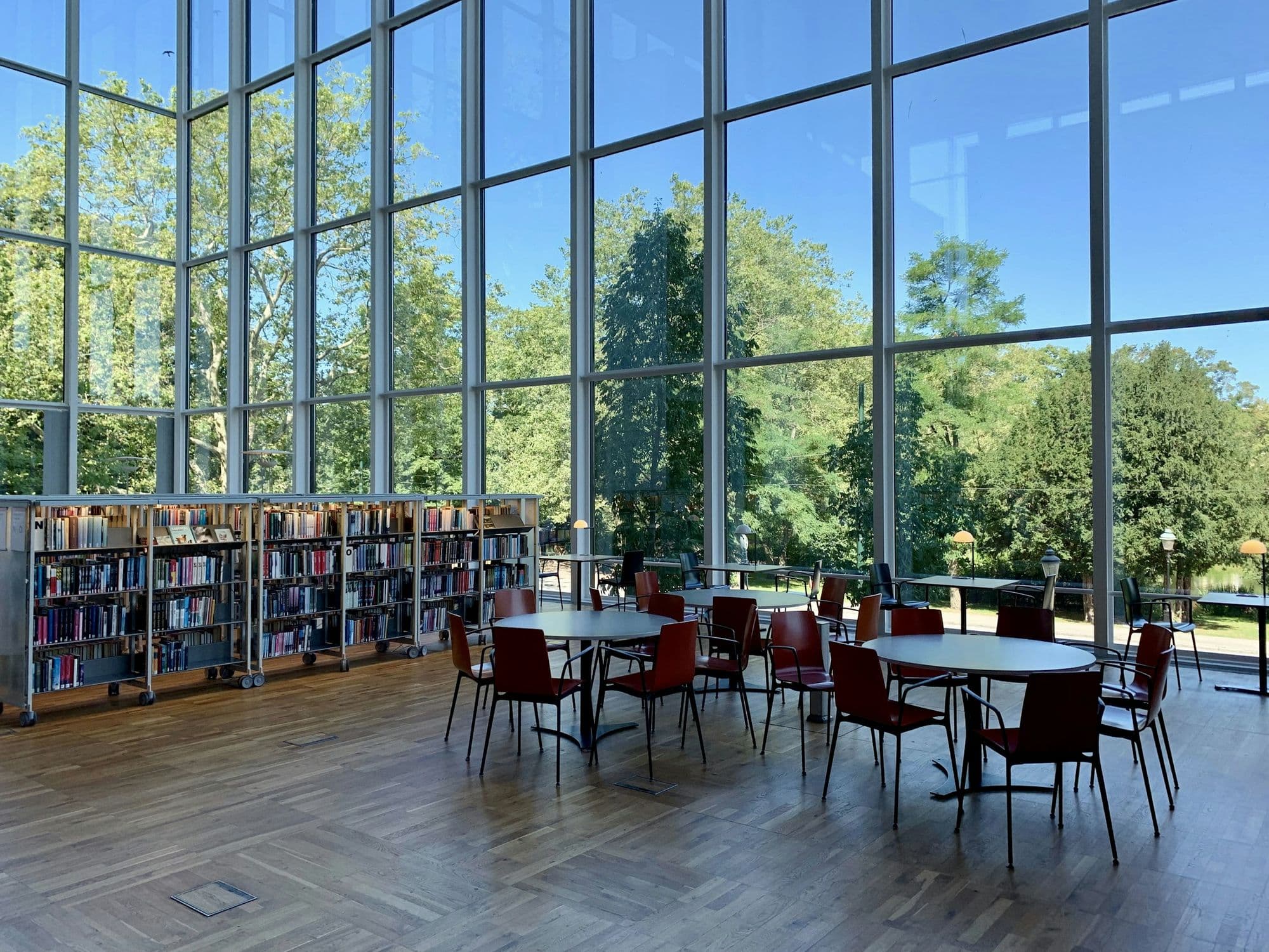 Geniş pencereli, aydınlık çalışma salonu